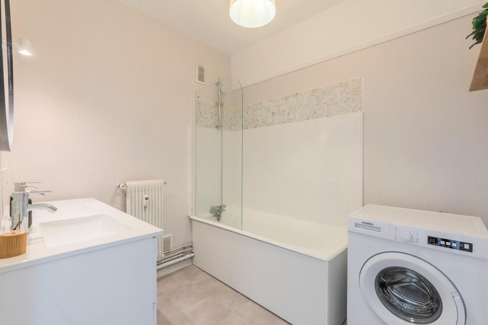 Spacious 3 Bedroom Apartment & Private Parking! Lambersart Eksteriør bilde
